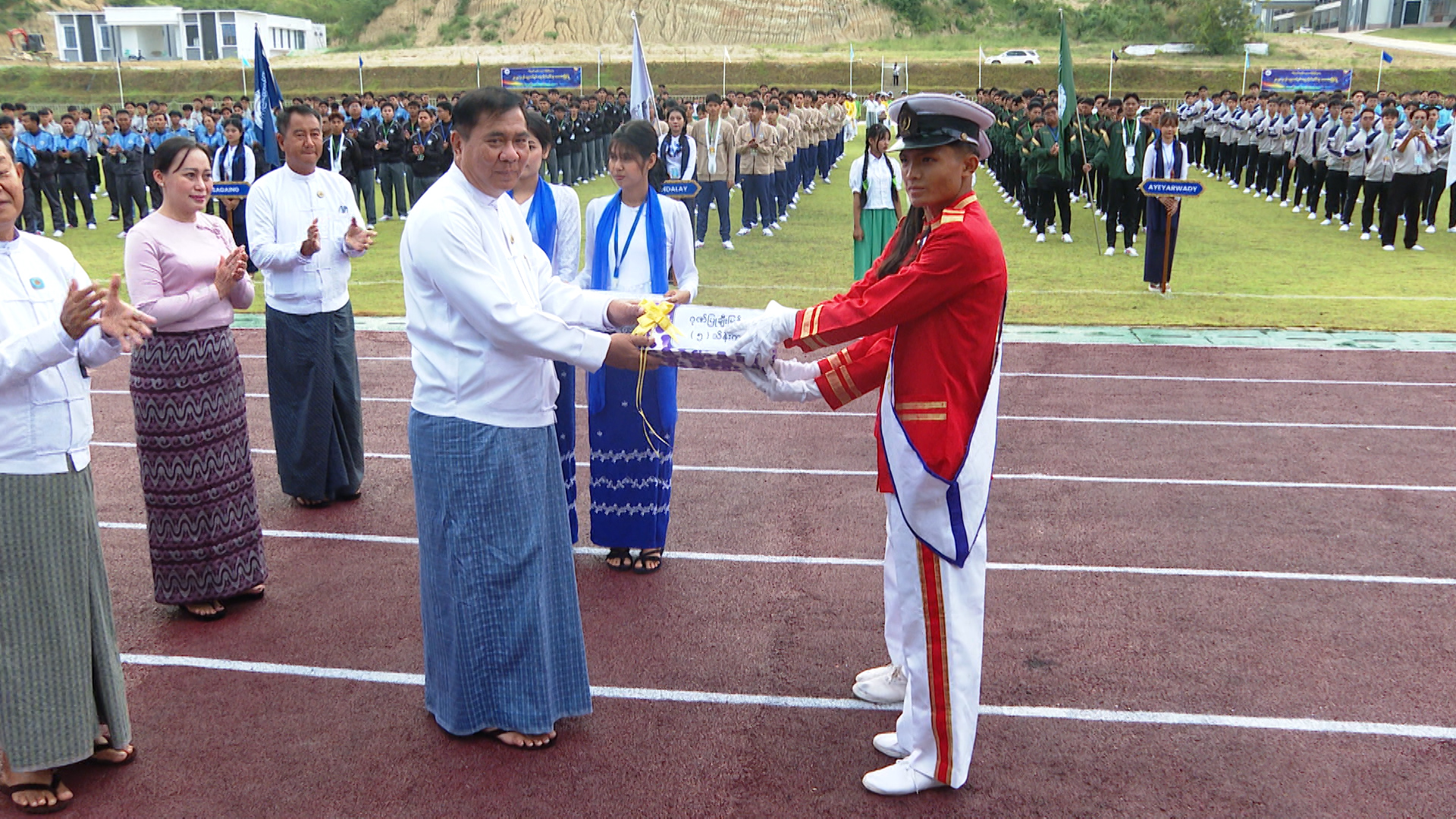ပြည်ထောင်စုဝန်ကြီးက ဘင်ခရာအဖွဲ့အား ဂုဏ်ပြုဆုချီးမြှင့်ပုံ