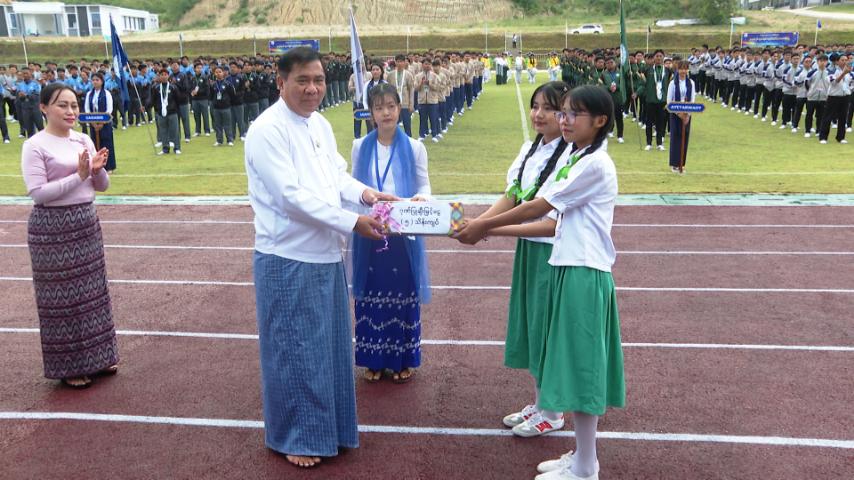 ပြည်ထောင်စုဝန်ကြီးက ပန်းပွားအကအဖွဲ့အား ဂုဏ်ပြုဆုချီးမြှင့်ပုံ