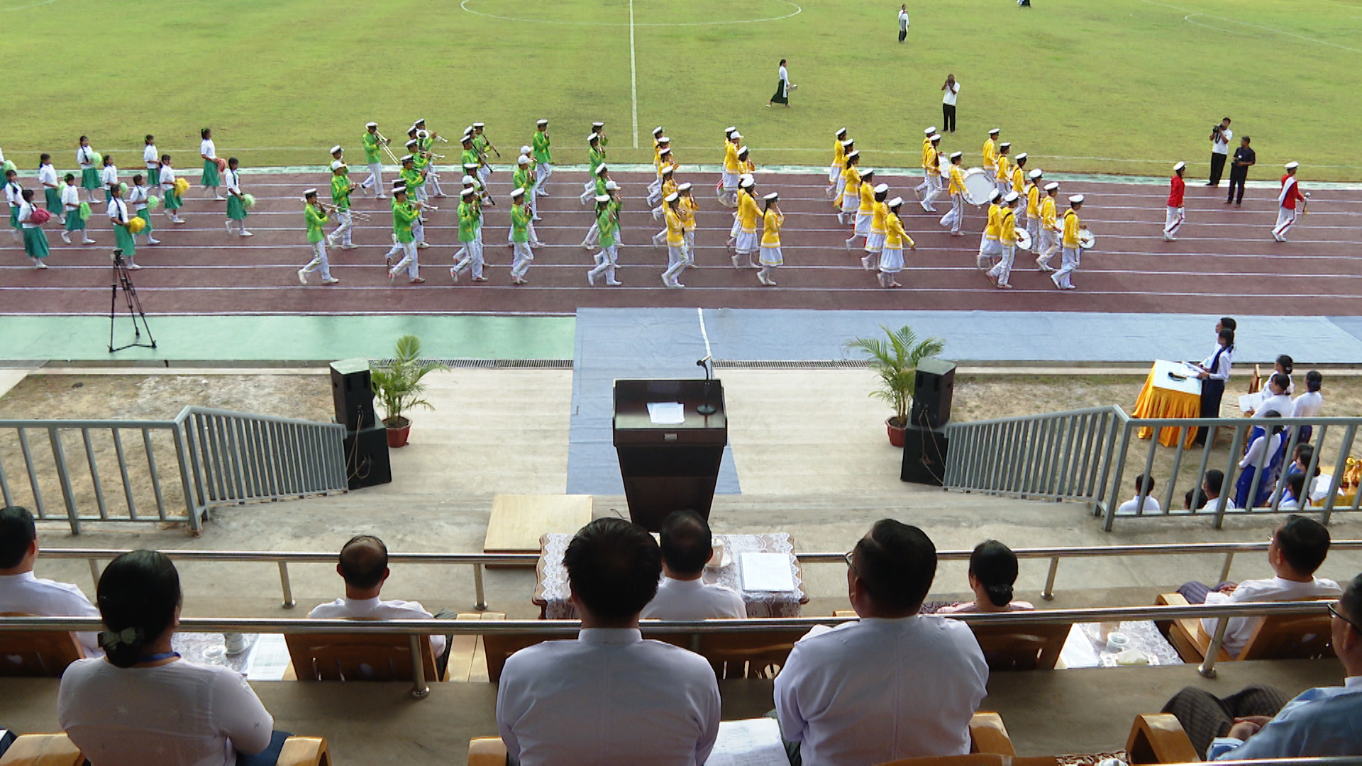 ပြည်ထောင်စုဝန်ကြီးနှင့်အဖွဲ့က ဘင်ခရာအဖွဲ့နှင့် ပန်းပွားအဖွဲ့၏ ဖျော်ဖြေတင်ဆက်မှုကို ကြည့်ရှုအားပေးပုံ