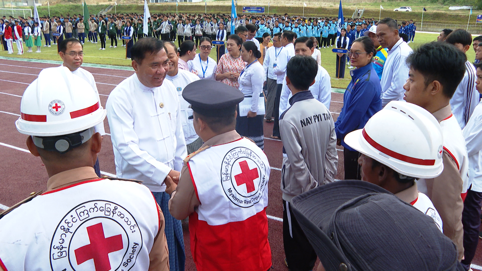 ၂၀၂၅-၂၀၂၆ ပညာသင်နှစ် တက္ကသိုလ်ပေါင်းစုံအားကစားပြိုင်ပွဲဖွင့်ပွဲအခမ်းအနားတွင် ပြည်ထောင်စုဝန်ကြီးက လာရောက်ကူညီသော ကြက်ခြေနီအသင်းကို လှိုက်လှဲစွာ လိုက်လံနှုတ်ဆက်ပုံ