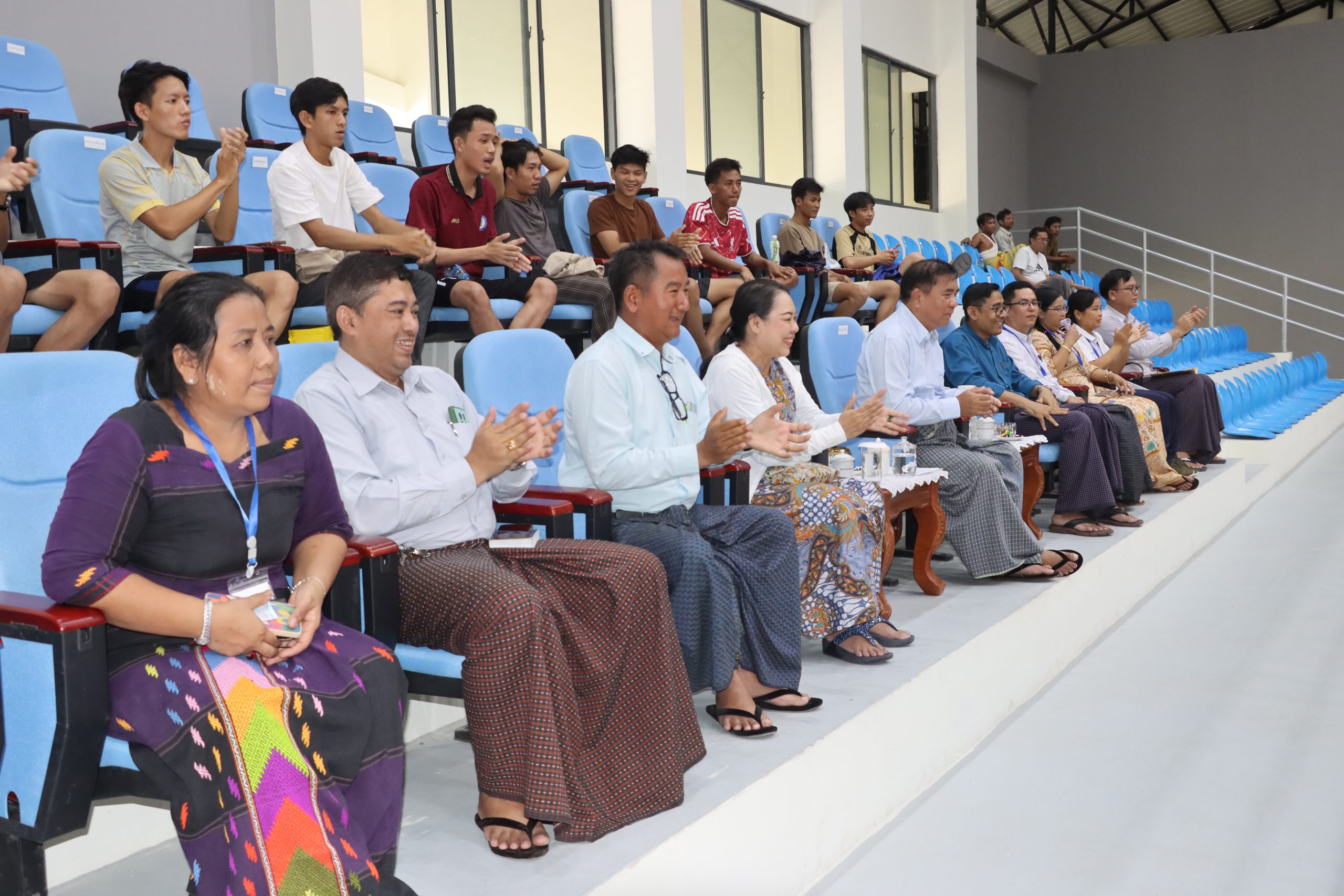ပြည်ထောင်စုဝန်ကြီးနှင့်အဖွဲ့က ဧရာဝတီဇုန်အသင်းနှင့် ရှမ်းဇုန်အသင်းတို့ ပိုက်ကျော်ခြင်း ယှဉ်ပြိုင်မှုကို အားပေးချီးမြှင့်နေပုံ