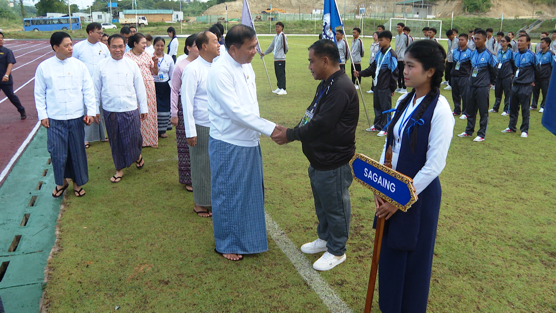 ပြည်ထောင်စုဝန်ကြီးနှင့်အဖွဲ့က အားကစားသမားများနှင့် နည်းပြများကို လှိုက်လှဲစွာ လိုက်လံနှုတ်ဆက်ပုံ