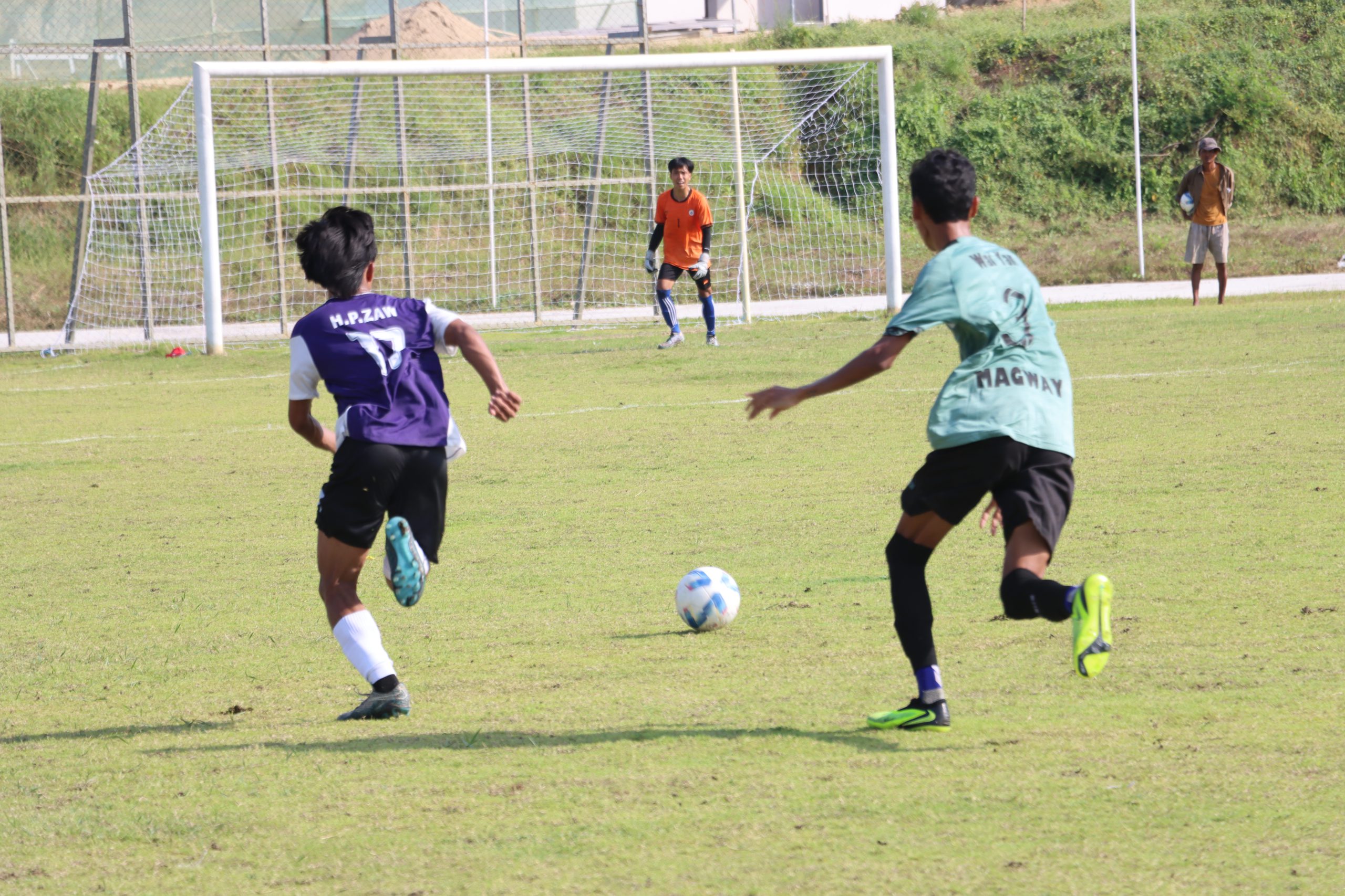 မကွေးဇုန်အသင်းနှင့် မန္တလေးဇုန်အသင်းတို့ ဘောလုံးပြိုင်ပွဲ ယှဉ်ပြိုင်ကစားကြပုံ