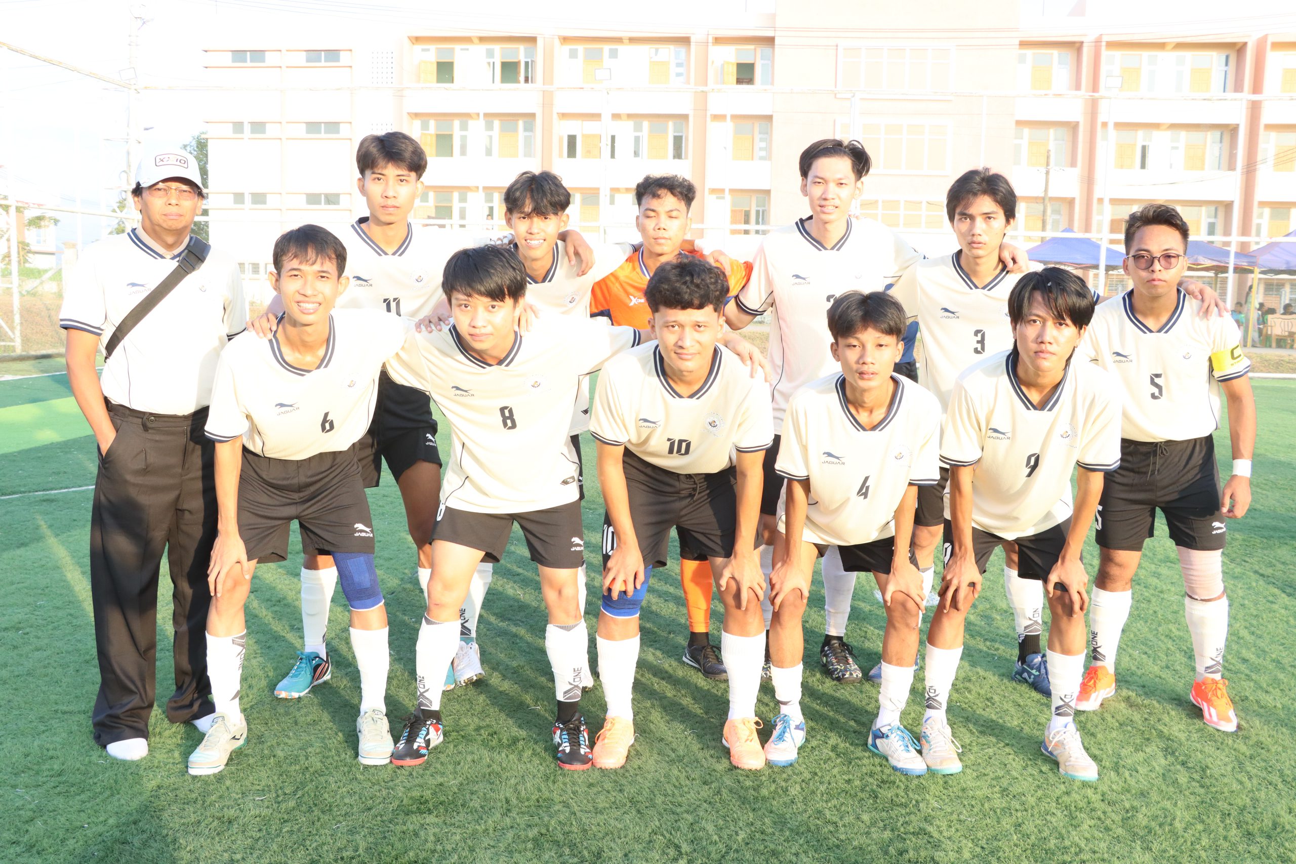 ရန်ကုန်ဇုန်အသင်းမှ ဖူဆယ်အားကစားသမားများ စုပေါင်းမှတ်တမ်းတင်ရိုက်ကူးကြပုံ