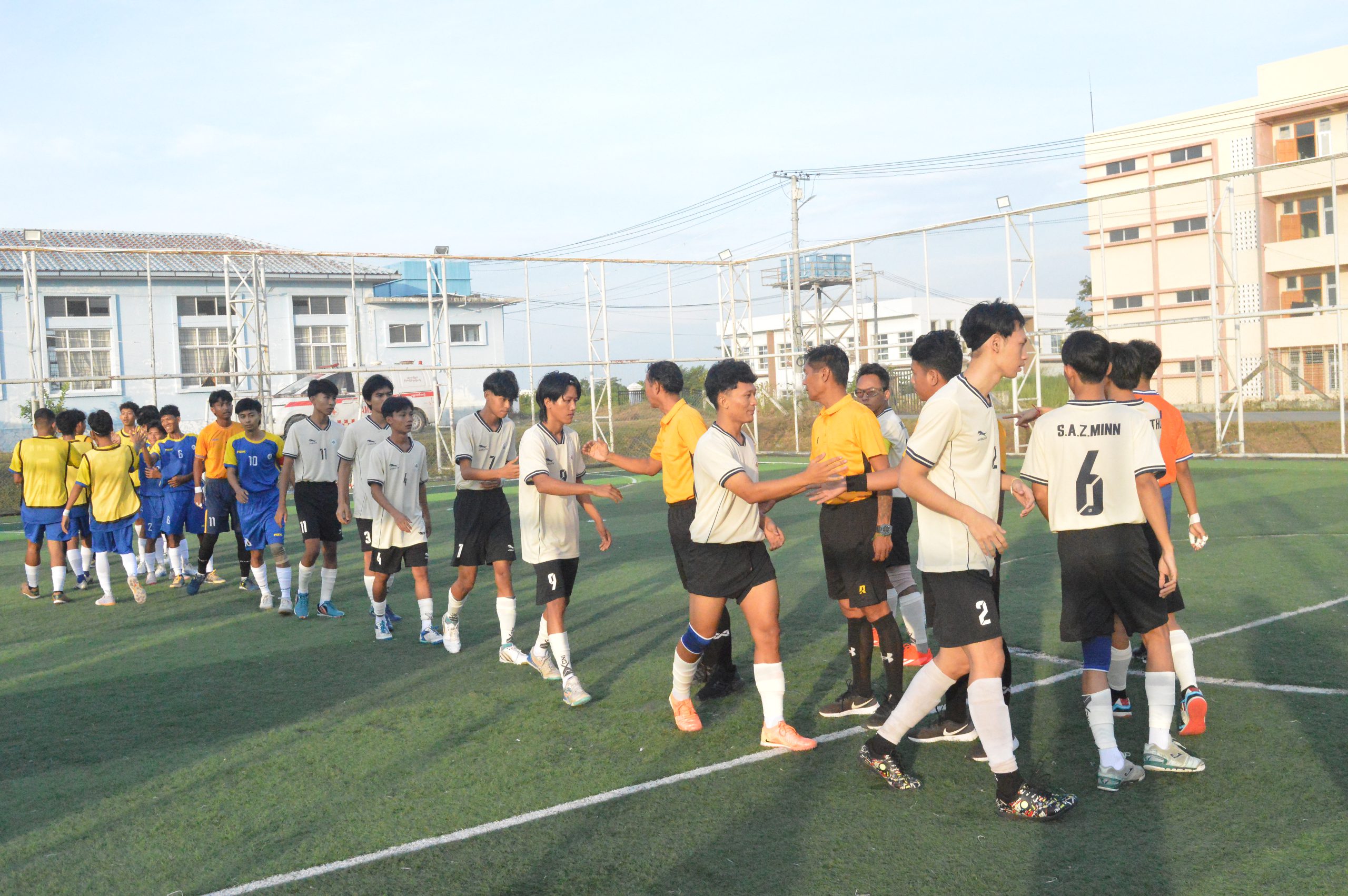 မကွေးဇုန်အသင်းနှင့် ရန်ကုန်ဇုန်အသင်းမှ ဖူဆယ်အားကစားသမားများ အပြန်အလှန်နှုတ်ဆက်ကြပုံ