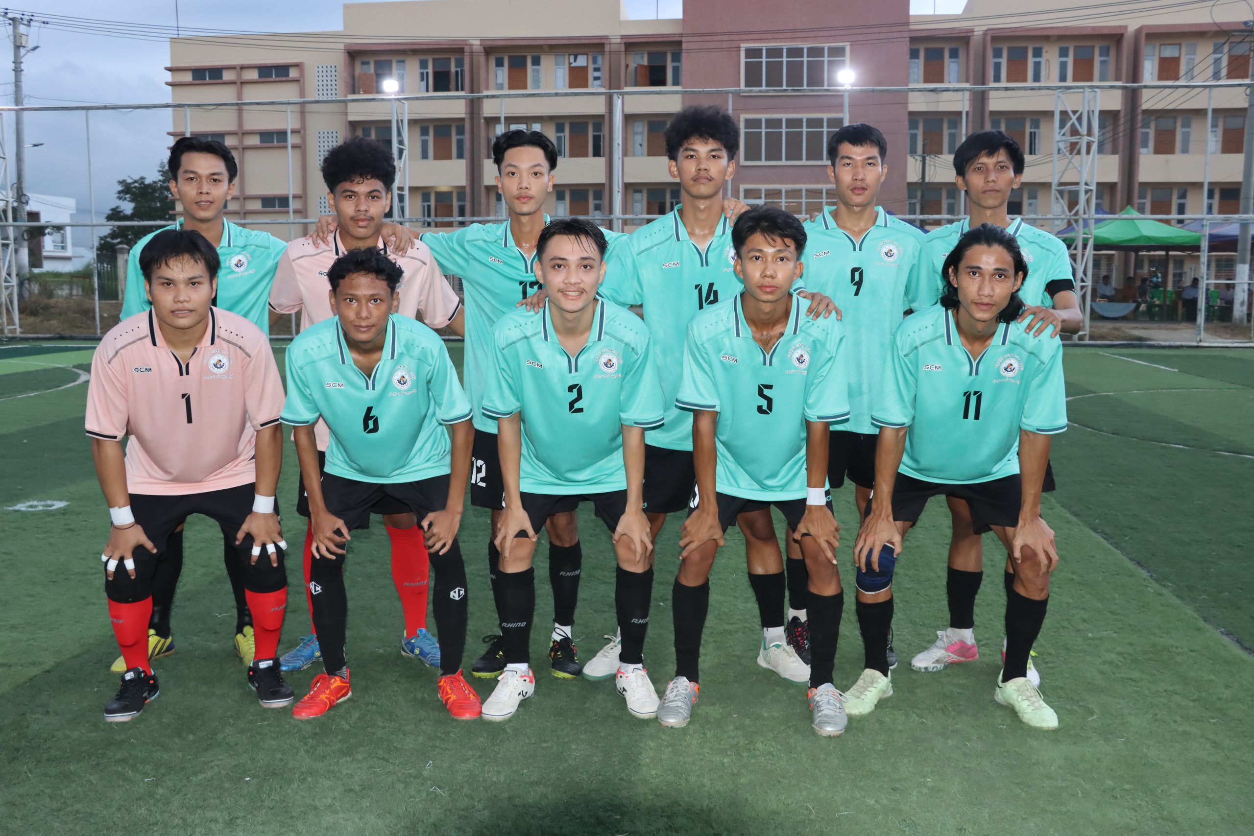 မွန်ဇုန်အသင်းမှ ဖူဆယ်အားကစားသမားများ စုပေါင်းမှတ်တမ်းတင်ရိုက်ကူးကြပုံ
