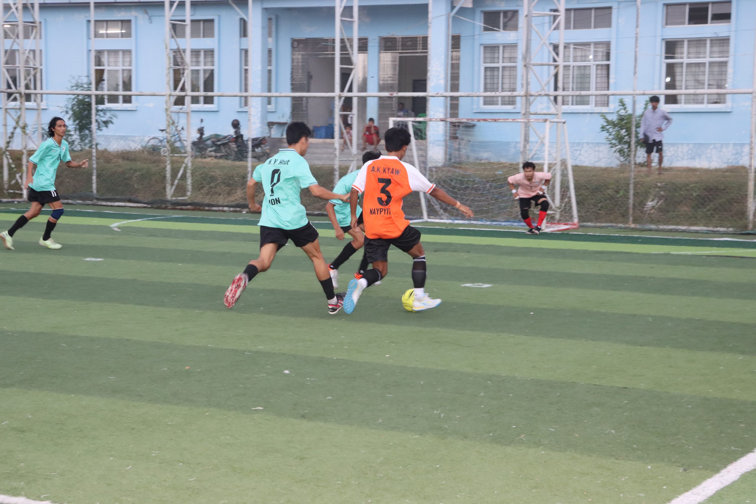 နေပြည်တော်ဇုန်အသင်းနှင့် မွန်ဇုန်အသင်းတို့ ဖူဆယ်ဘောလုံး ယှဉ်ပြိုင်ကစားကြပုံ