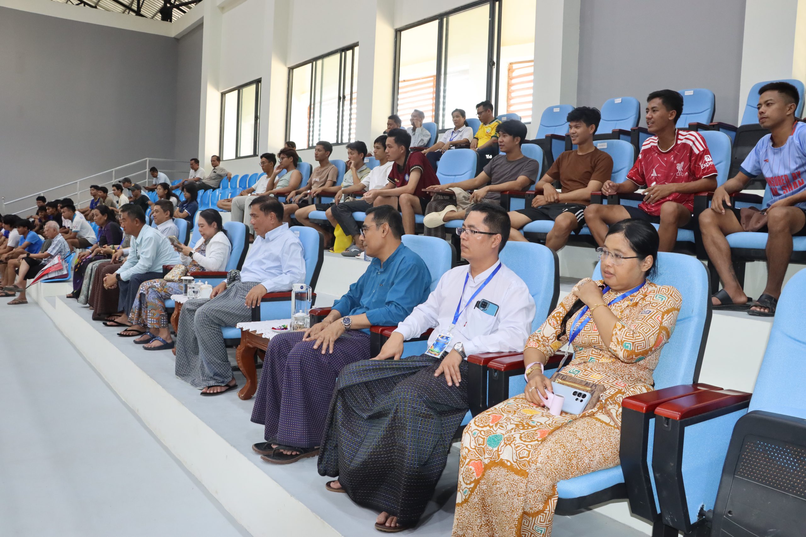 ပြည်ထောင်စုဝန်ကြီးနှင့်အဖွဲ့က နေပြည်တော်ဇုန်အသင်းနှင့် ရန်ကုန်ဇုန်အသင်းတို့ ပိုက်ကျော်ခြင်း ယှဉ်ပြိုင်မှုကို အားပေးချီးမြှင့်နေပုံ
