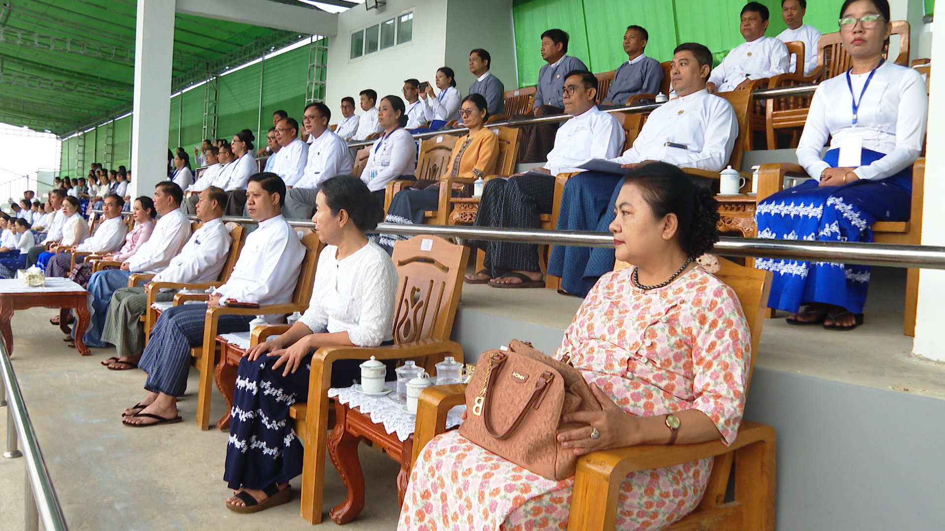 ပြည်ထောင်စုဝန်ကြီးနှင့်အဖွဲ့က ရှမ်းဇုန်အသင်းနှင့် ရန်ကုန်ဇုန်အသင်းတို့၏ ဘောလုံးပြိုင်ပွဲအား ကြည့်ရှုအားပေးပုံ